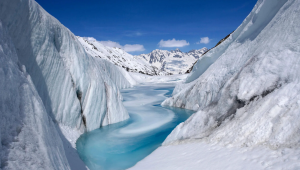 雪山中的冰封的河流景色风景